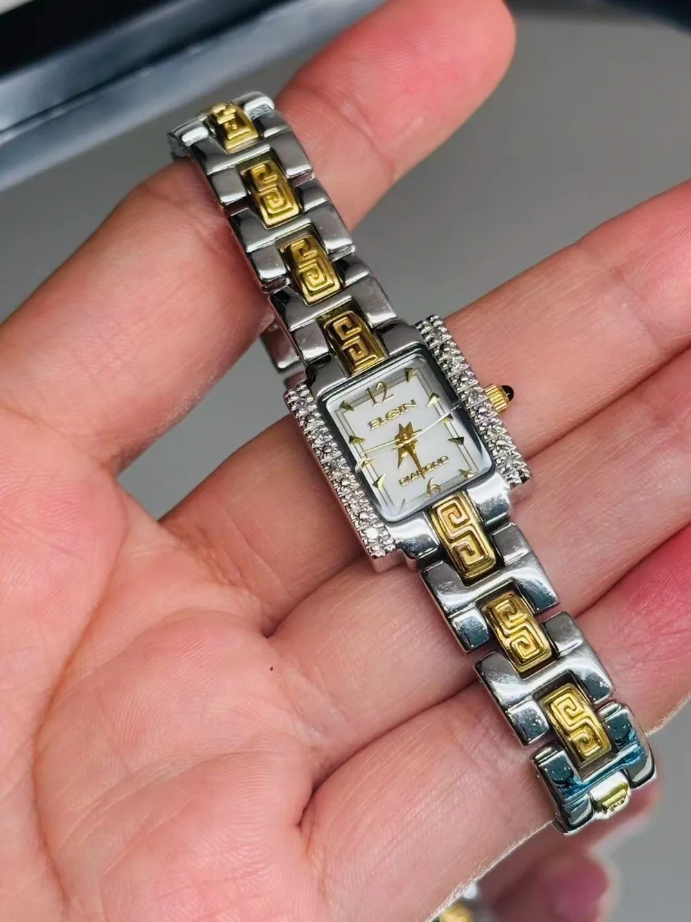 Vintage ELGIN Women’s Two-Tone Quartz 17mm Watch Crystal Bezel New Battery Runs